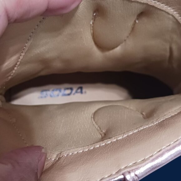 Soda Blazing Western-Style Ankle Boots Stitched Pointed  Toe Metallic Rose Sz 9 - Picture 6 of 16